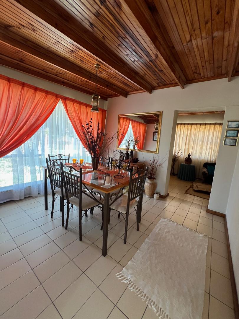 To Let 4 Bedroom Property for Rent in Rowallan Park Eastern Cape